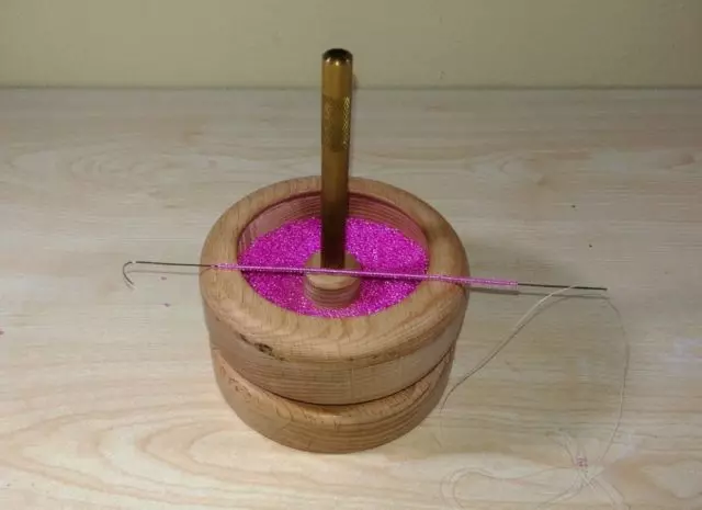 Ускорить процесс плетения позволяет спиннер для набора бисера