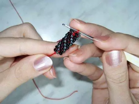 Схема плетения шнурка из бисера