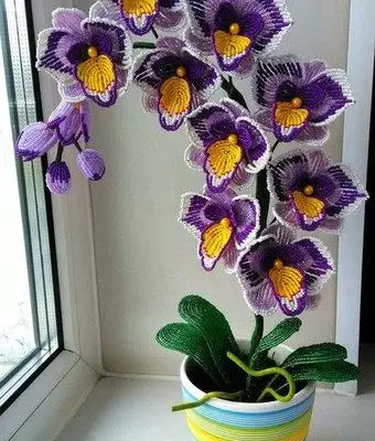 Плетём красивую орхидею из бисера