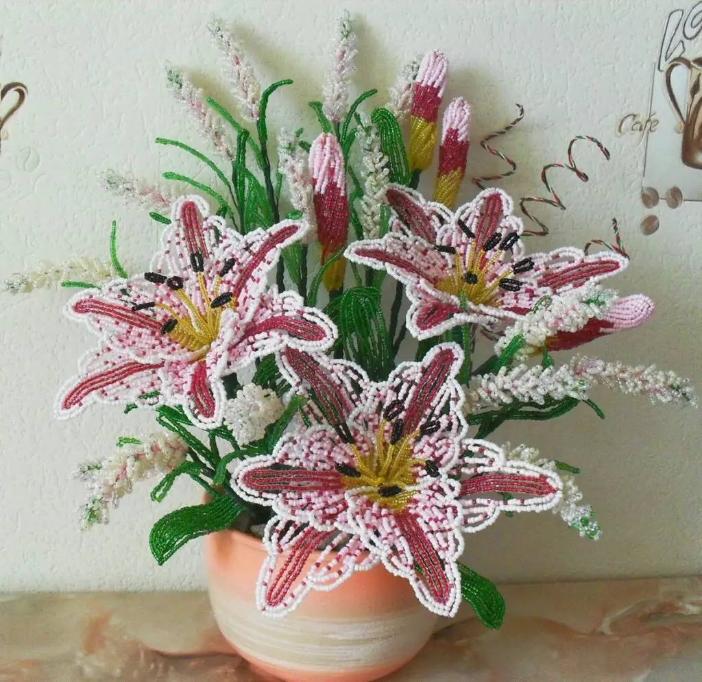 Цветы из бисера лилии: подборка картинок