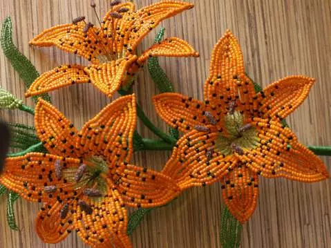 Лилия из бисера своими руками - пошаговый мастер-класс создания цветка