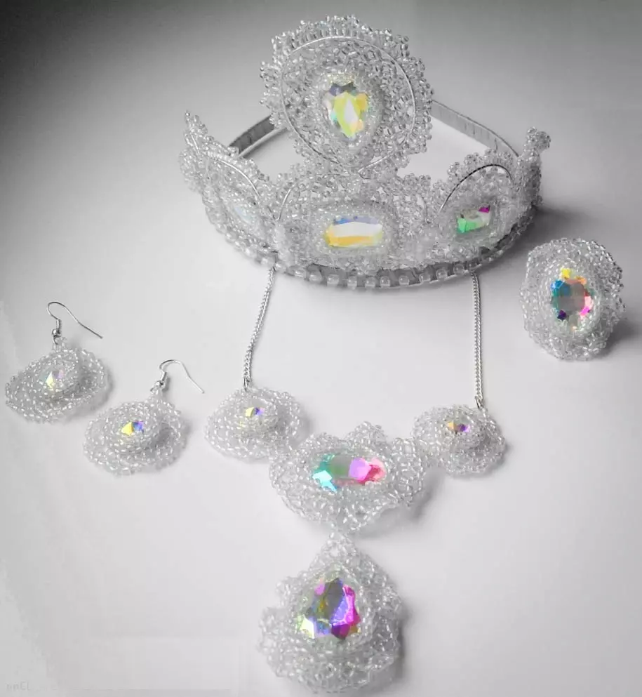 Нешаблонное украшение — кольцо из бисера