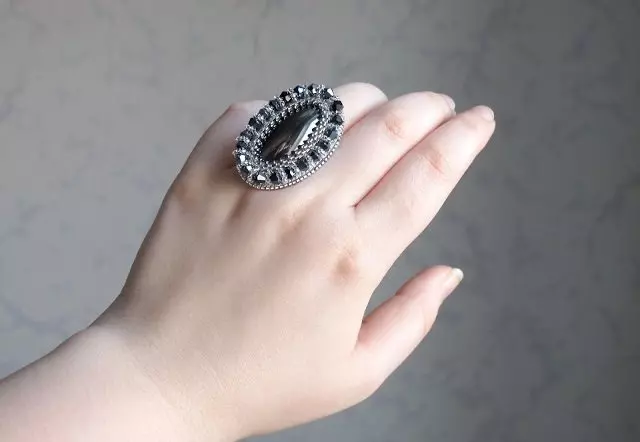 Нешаблонное украшение — кольцо из бисера