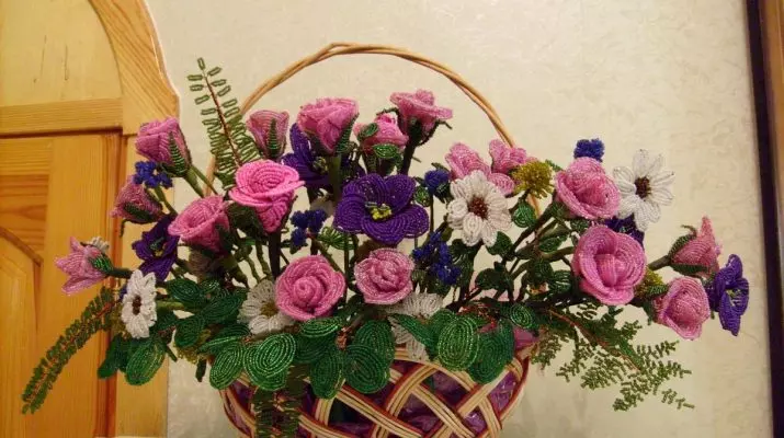 Прекрасные цветы из бисера в корзинке своими руками