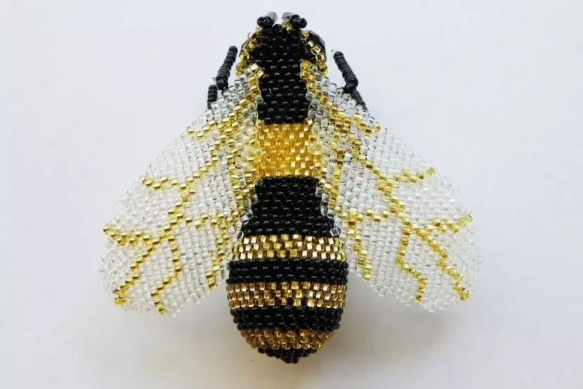 Яркая пчелка из бисера — как сплести своими руками?