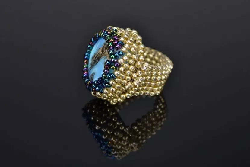 Нешаблонное украшение — кольцо из бисера