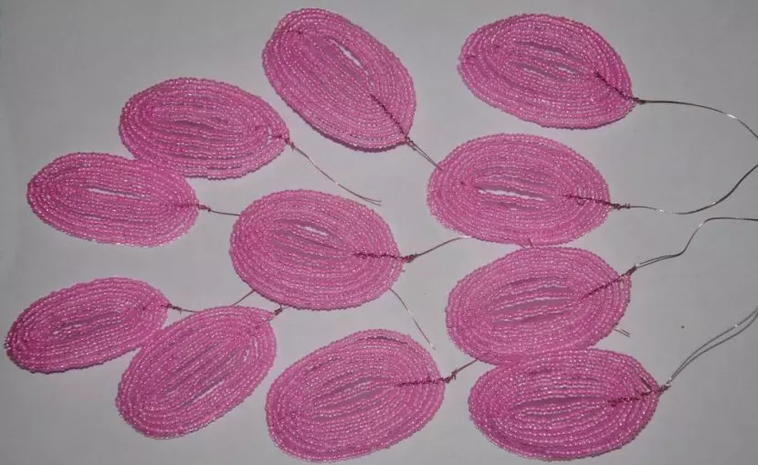 Техники плетения лепестков из бисера